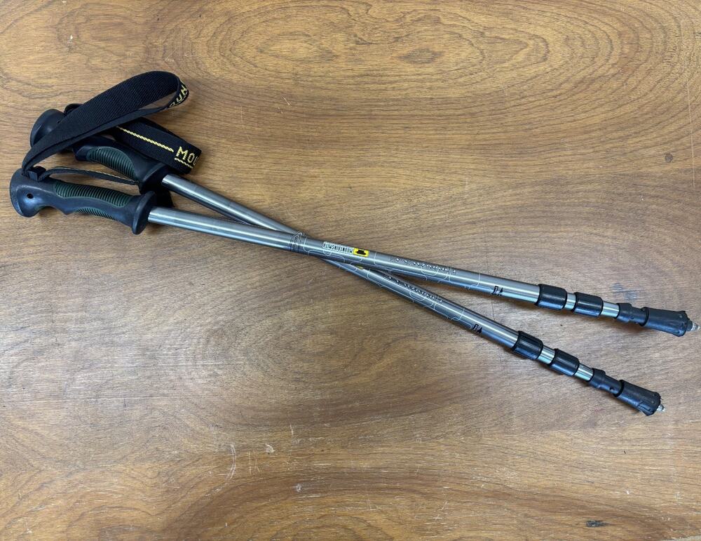 Pair of 2 Mountainsmith Pinnacle Trekking Hiking Poles Silver Telescoping